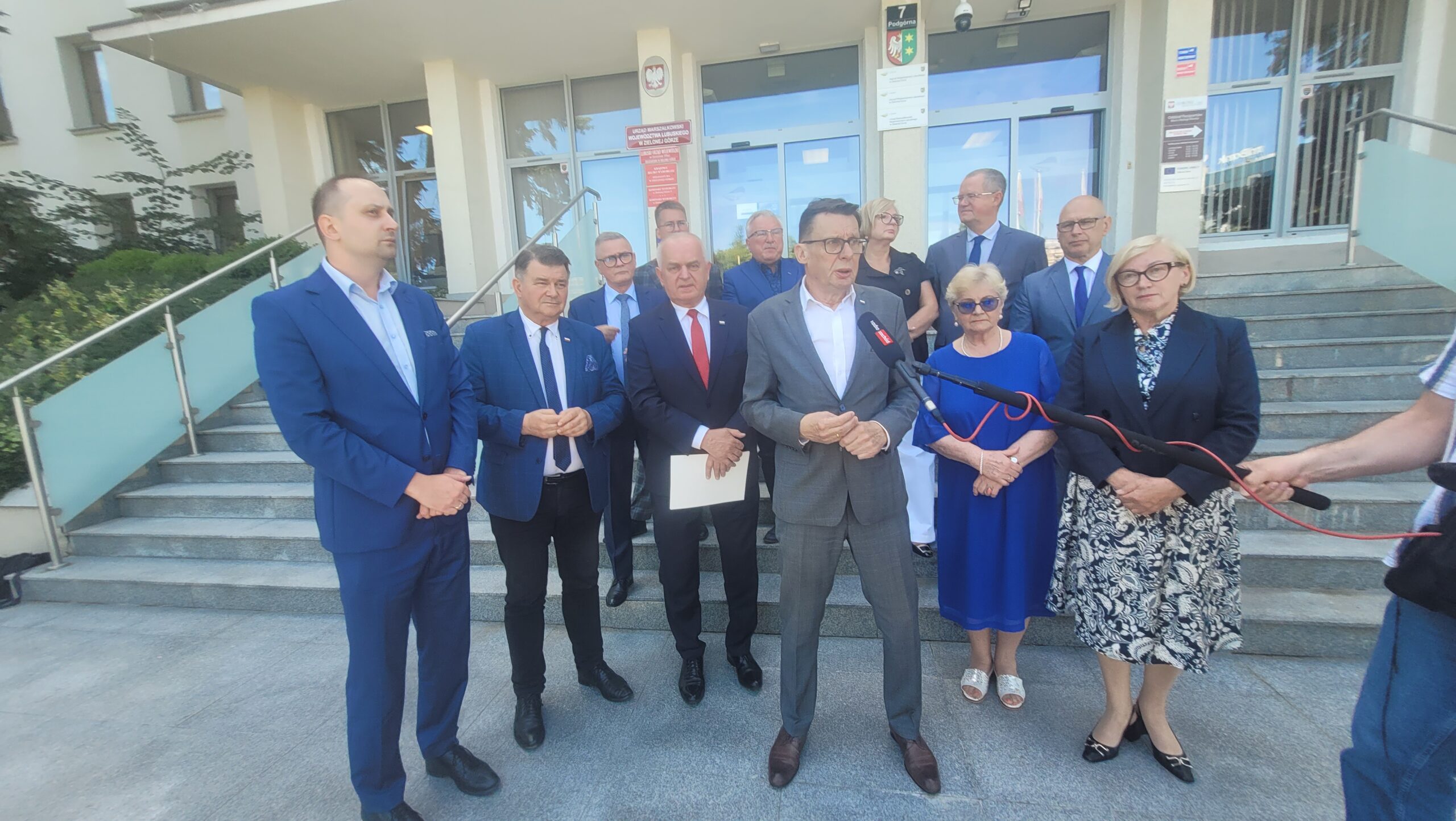 Politycy PiS: nie ma kontroli nad wydawaniem pieniędzy. E. Polak powinna zwrócić kasę za opłacanych przez urząd prawników