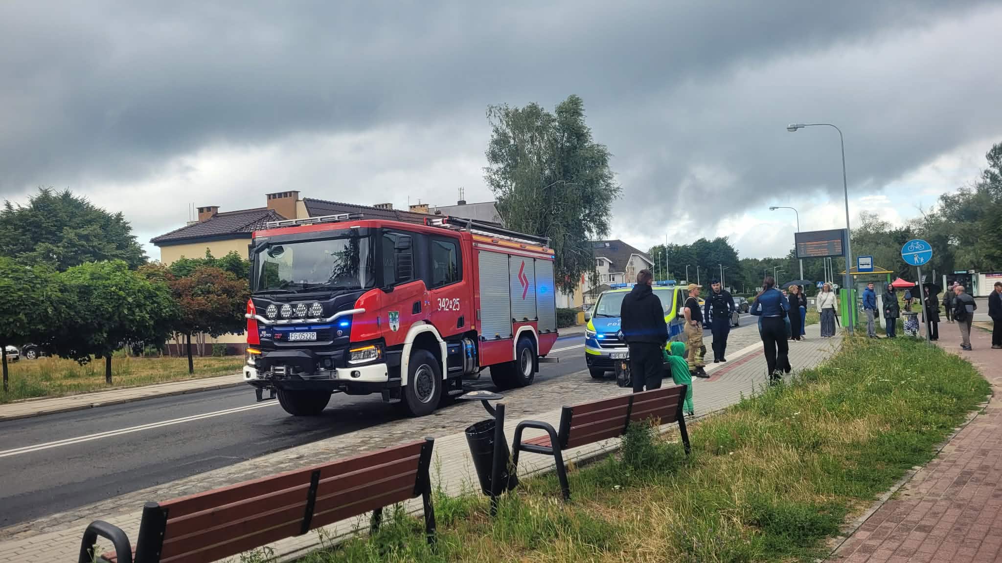 Akcja służb na osiedlu Pomorskim. Alarm podnieśli młodzi ludzie (filmy, zdjecia)