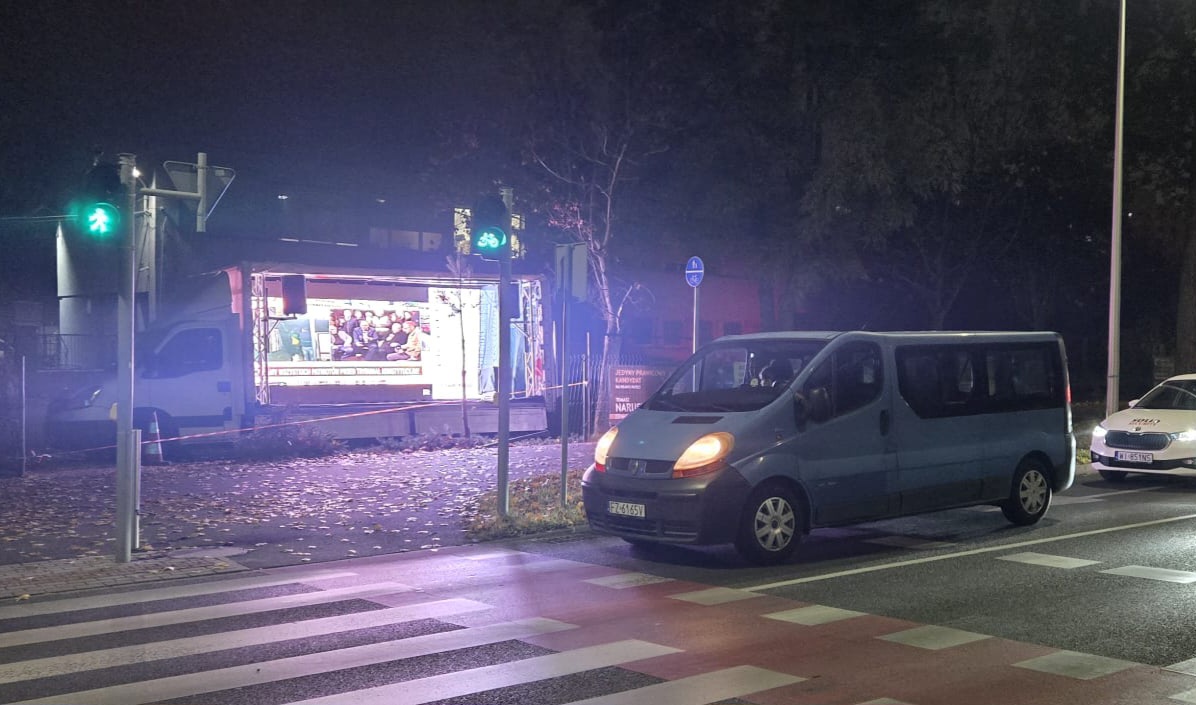 Oglądaj na żywo sytuacje sprzed Trybunału Konstytucyjnego na telebimie przy al. Zjednoczenia 92 w Zielonej Górze